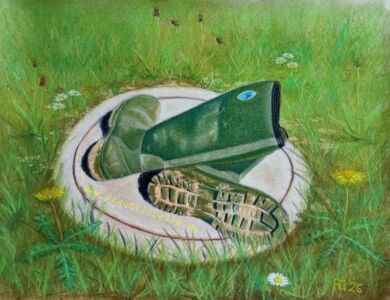 Grüne Gärtnerstiefel, an denen noch Sandboden klebt, liegen versetzt übereinander auf einem Kanaldeckel. Rund herum ist grünes Gras mit Löwenzahn und Gänseblumen.