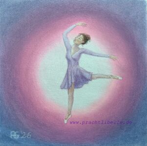 Eine Balletttänzerin in einem lilafarbenen Kleid mit einem Arm über dem Kopf und ein Bein in der Höhe.